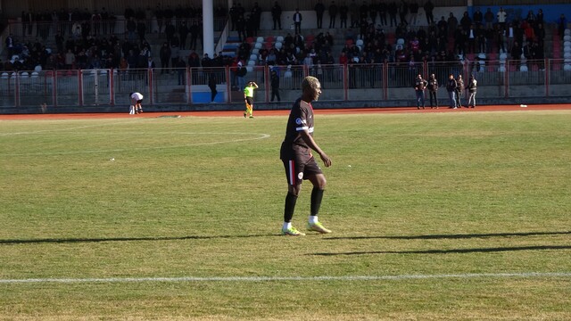 Amatör maçta futbolcudan hakeme yumruklu saldırı