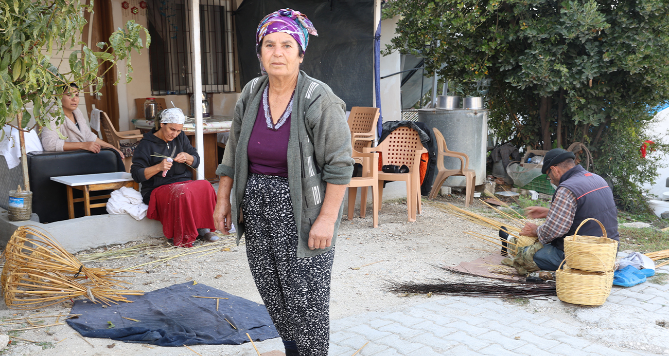 Nehir kenarından topladıkları kamışlar depremzede ailenin geçim kaynağı oldu