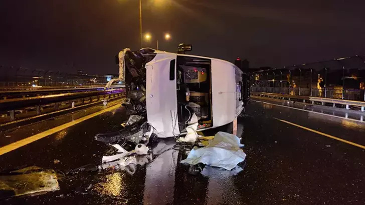 Bağcılar TEM Otoyolunda servis minibüsü devrildi 1 ölü 1 yaralı