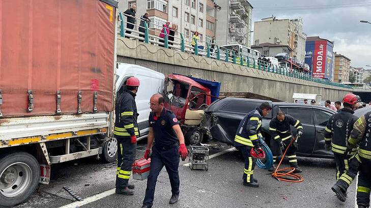 Kocaelide D100 kara yolunda 7 araç birbirine girdi