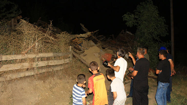 Tokatta tek katlı ahşap ev çöktü enkazda kalan kişi yaralandı