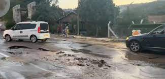 Bodrumda su isale hattı patladı yol çöktü cadde suyla doldu