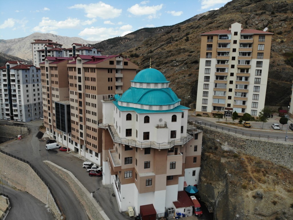 Gümüşhanede 6 katlı apartman cami görenleri hayrete düşürüyor