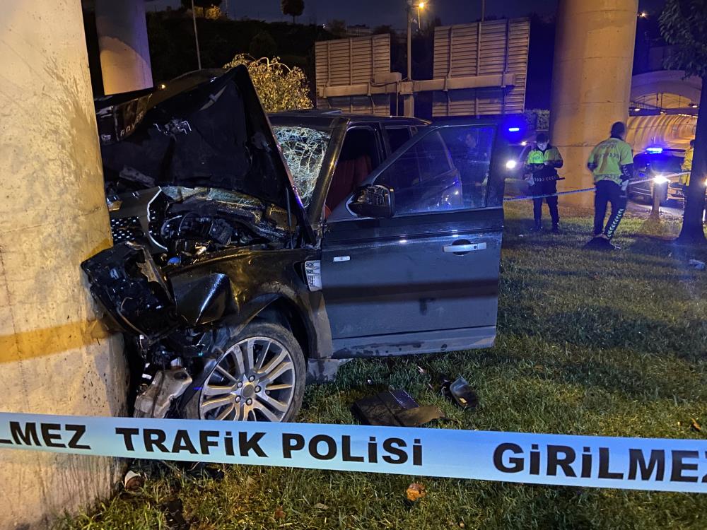 Şişlide tünelden çıkan lüks cip hızını alamayarak beton direğe çarptı 1i ağır 4 yaralı