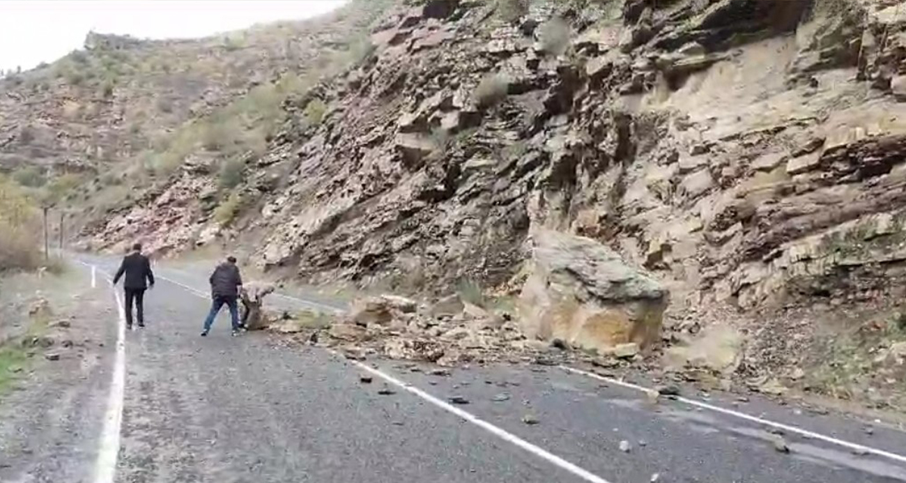 Çukurca Şırnak Karayoluna düşen kaya parçaları sürücüleri korkuttu