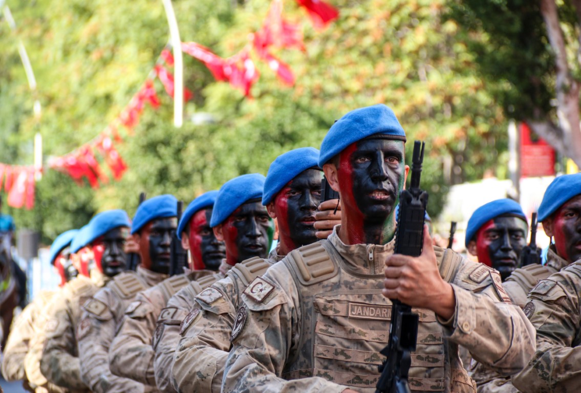 Cumhuriyet kutlamasında sahneye çıkan komandolar kamuflaj kıyafetleriyle törene damga vurdu