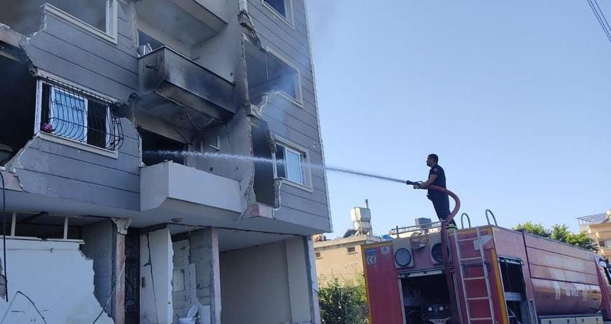 Hatayda ağır hasarlı binada yangın çıktı