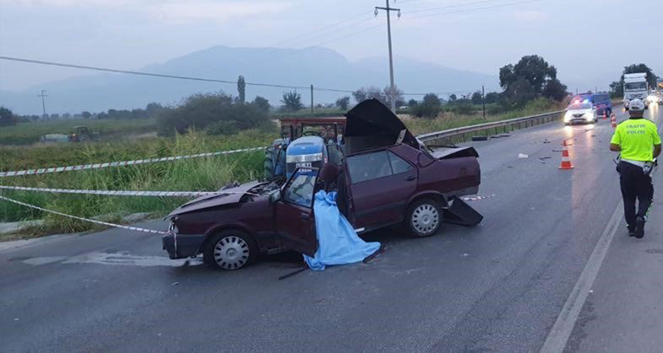 Traktör römorkuna çarpan araç hurdaya döndü 1 ölü