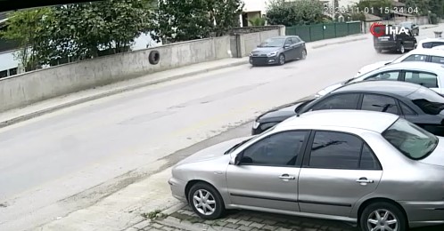 Seyir halinde kopan teker otomobile çarptı O anlar kamerada