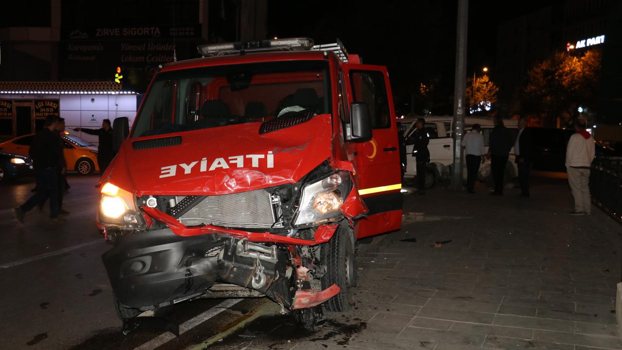 Trafik kazasına müdahaleye giden itfaiyenin de karıştığı kazalarda 8 kişi yaralandı