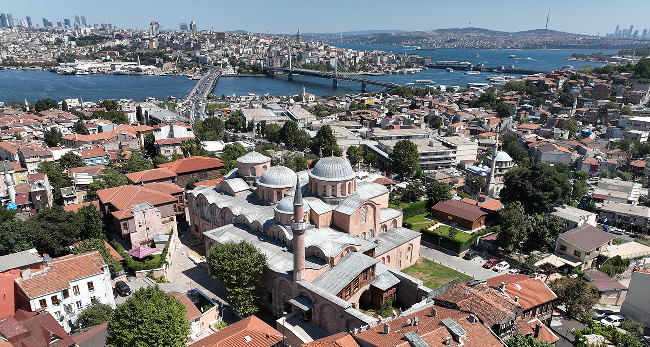 İstanbulun ilk eğitim kurumu olan Molla Zeyrek Camii ihtişamıyla dikkat çekiyor