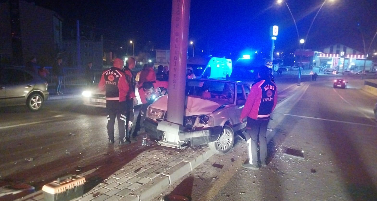 Niğdede otomobil elektrik direğine çaptı 3 yaralı