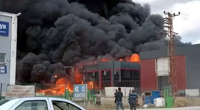 Tekirdağ da bir fabrika alevlere teslim oldu