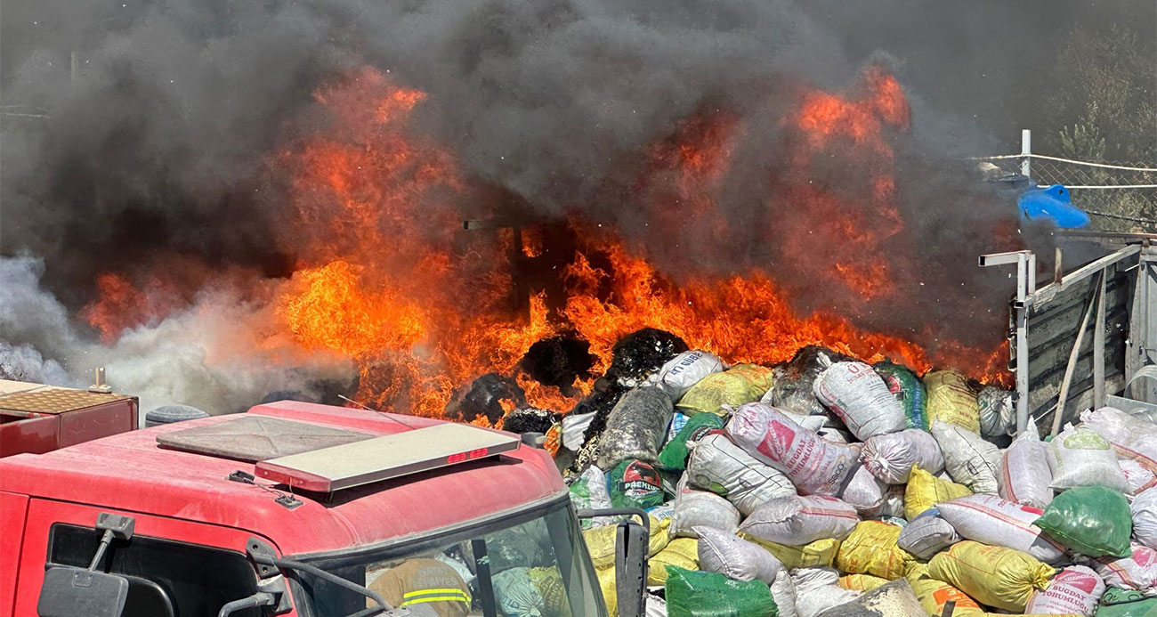 Hatay da kauçuk fabrikası önünde yangın