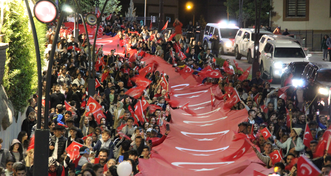 Binlerce Şırnaklı Türk bayraklarıyla yürüdü