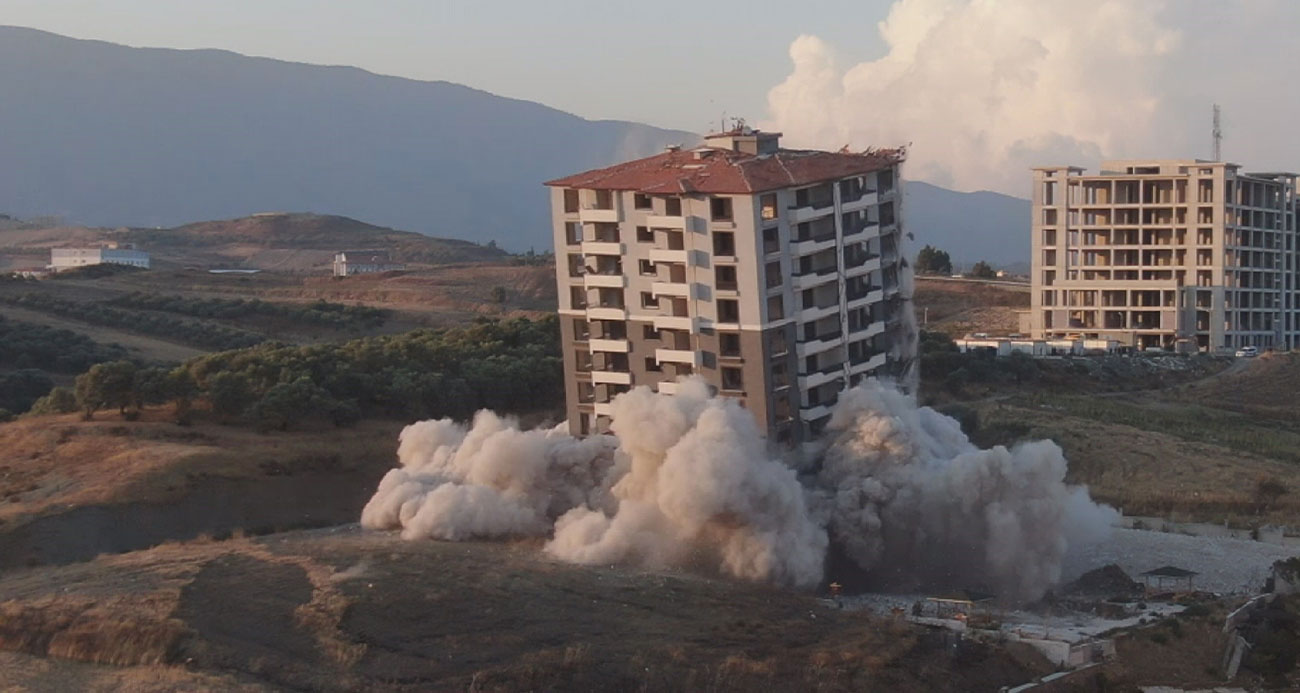 Milyonlar verip almışlardı kağıt gibi yerle bir olan 15 katlı binadan geriye borç kaldı