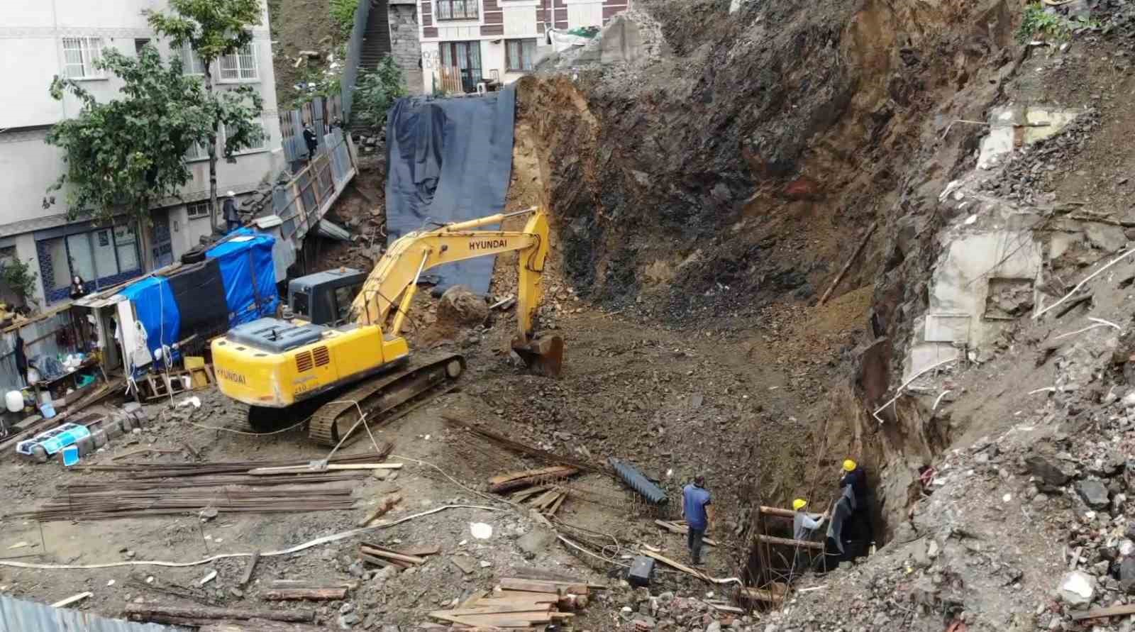 Eyüpsultanda toprak kayması nedeniyle 2 bina boşaltıldı