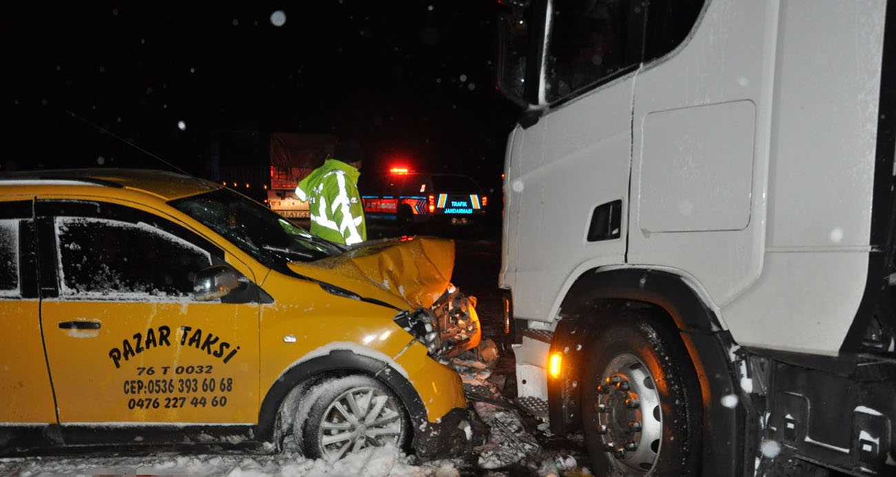 Karsta tır ile taksi çarpıştı 1 ölü 3 yaralı