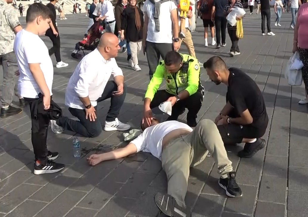 Taksimde trafik polisi bayılan vatandaşın yanından bir an olsun ayrılmadı