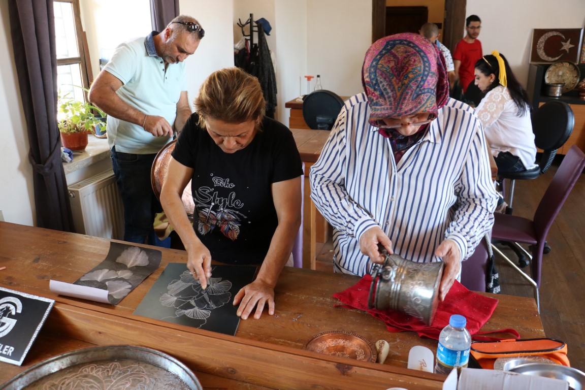 Çatı aralarında atalarından kalan hurda bakır onların elinde sanata dönüştü