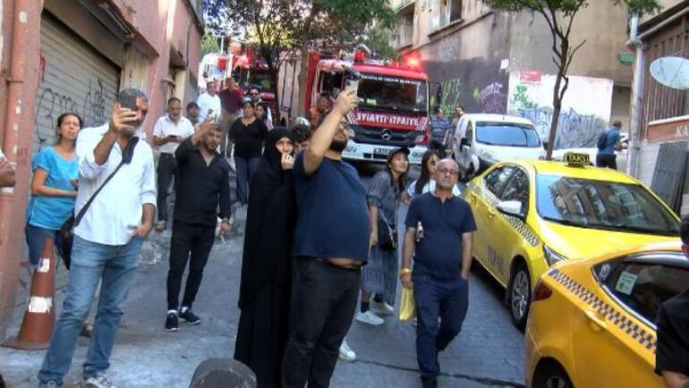 Beyoğlu nda intihar merakı Yol kapandı mahalleli seyretti