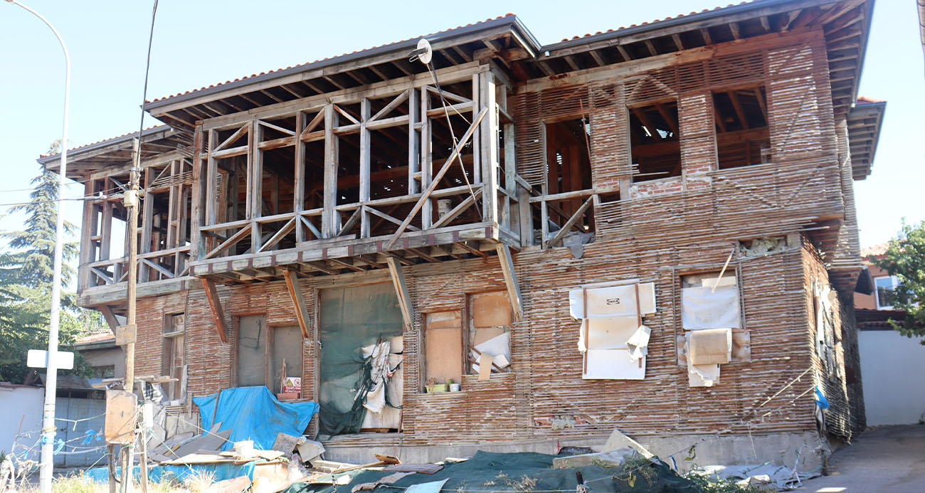 Tarihi evler çöküyor mahalle halkı hayatından endişe ediyor