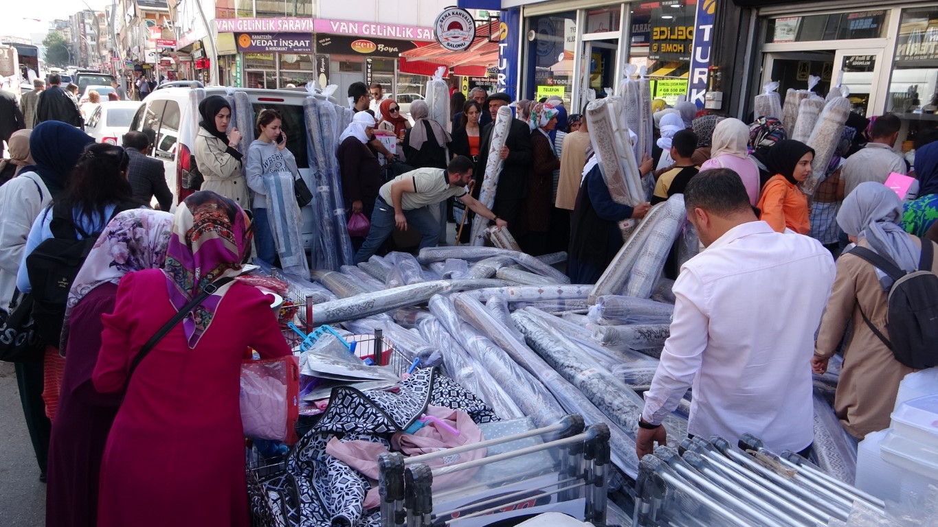 Vanda halı kampanyasında izdiham yaşandı