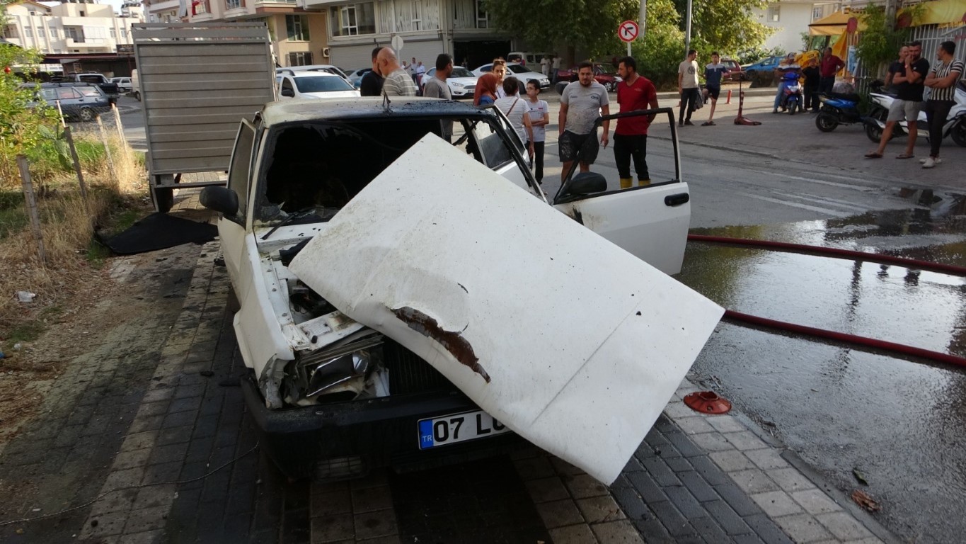 Alev alev yanan otomobilini çeşme hortumuyla söndürmeye çalıştı