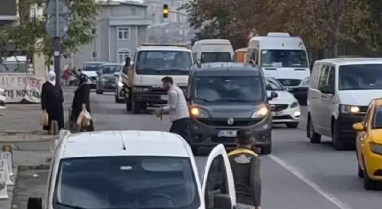 Kartalda trafiği durdurdu yavru kediyi ezilmekten kurtardı