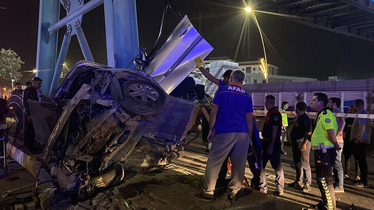 Şanlıurfada üst geçidin ayağına çarpan otomobildeki 2 kişi öldü