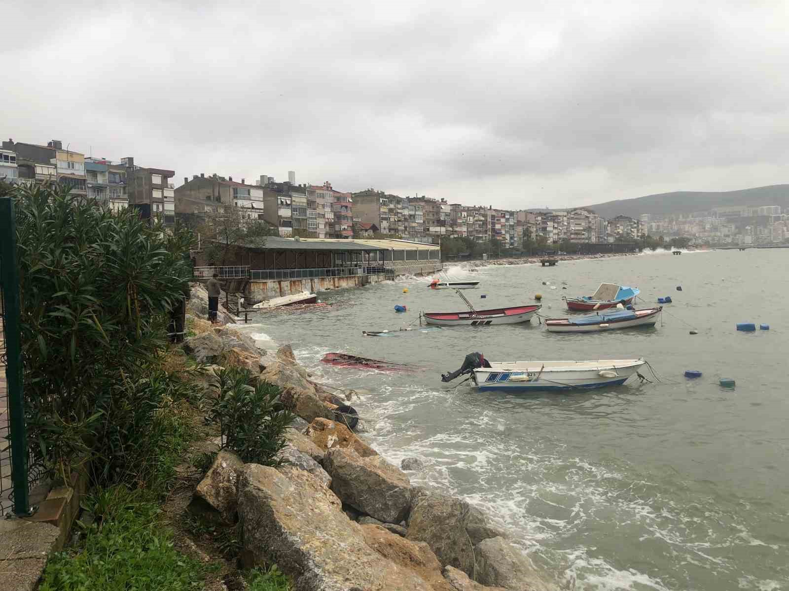 Bursada yaşanan fırtına sonrası tekneler alabora oldu