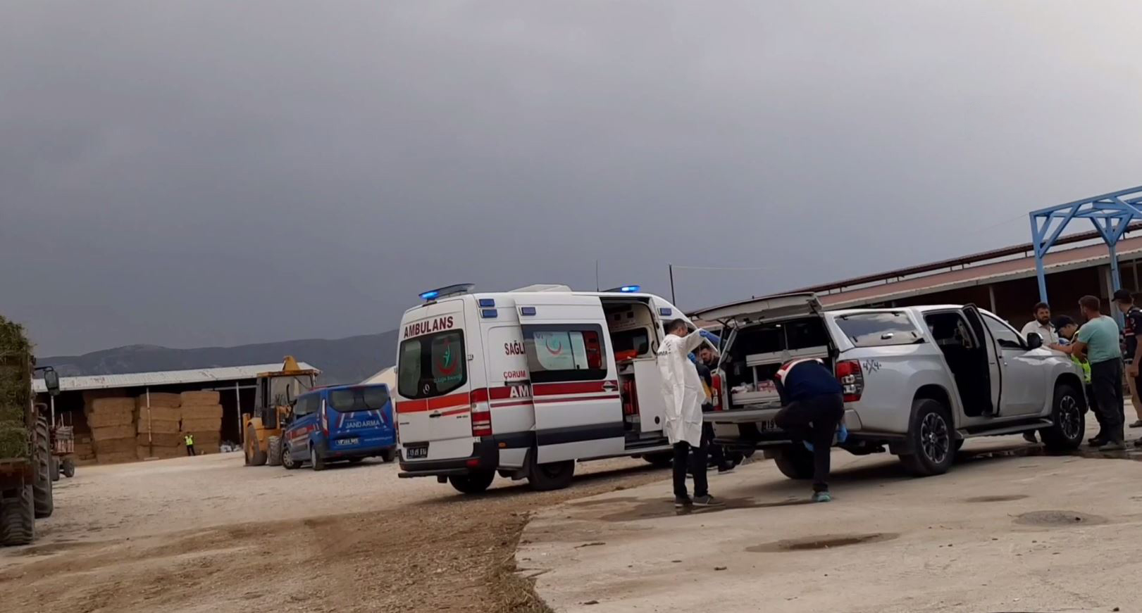 Çorumda babasının kullandığı traktörün altında kalan bebek öldü