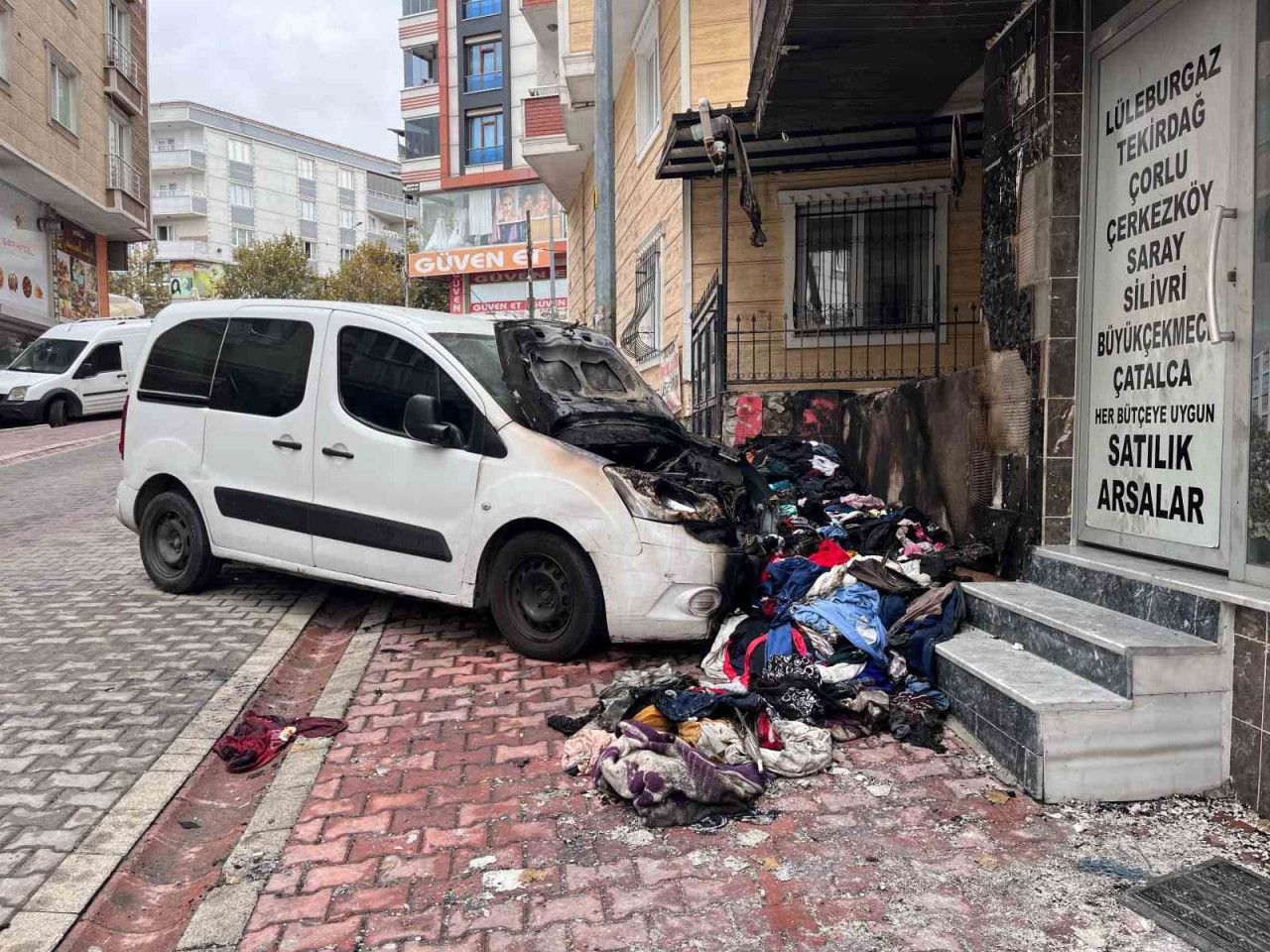 Sokakta kıyafetleri yaktı 2 araç küle döndü