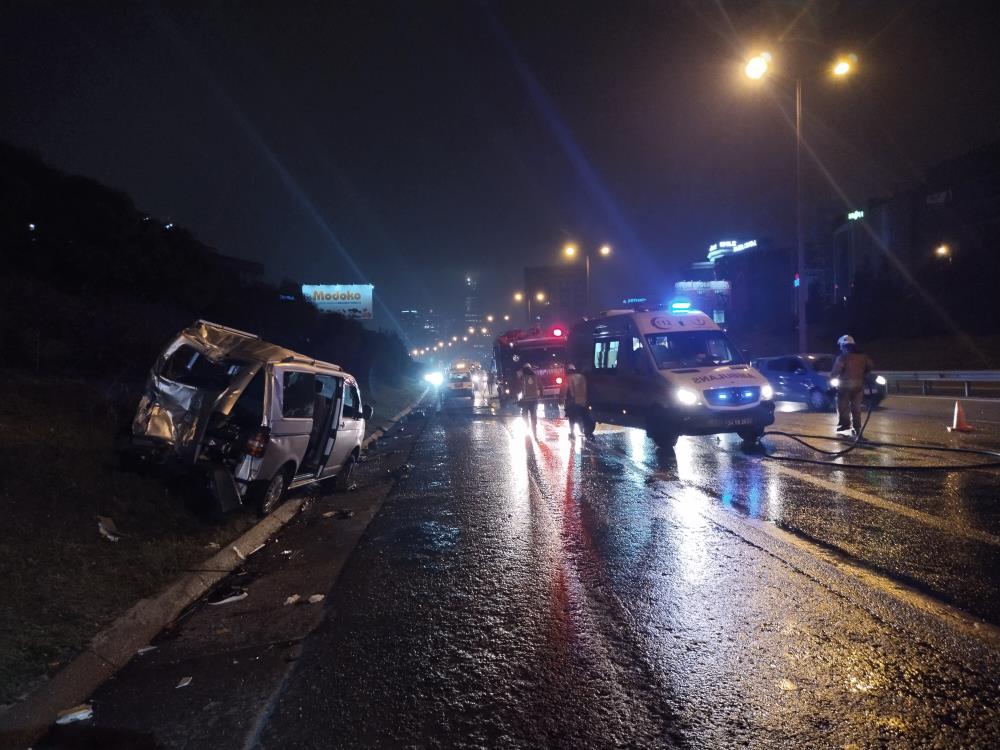 TEM Otoyolunda İETT otobüsü park halindeki minibüse çarptı 2 yaralı