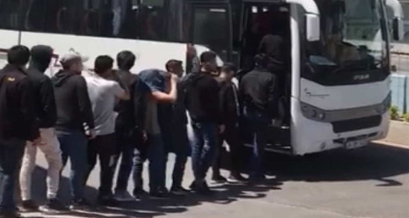 İstanbulda göçmen dolu minibüse operasyon kamerada 35 göçmen ve organizatörler yakalandı