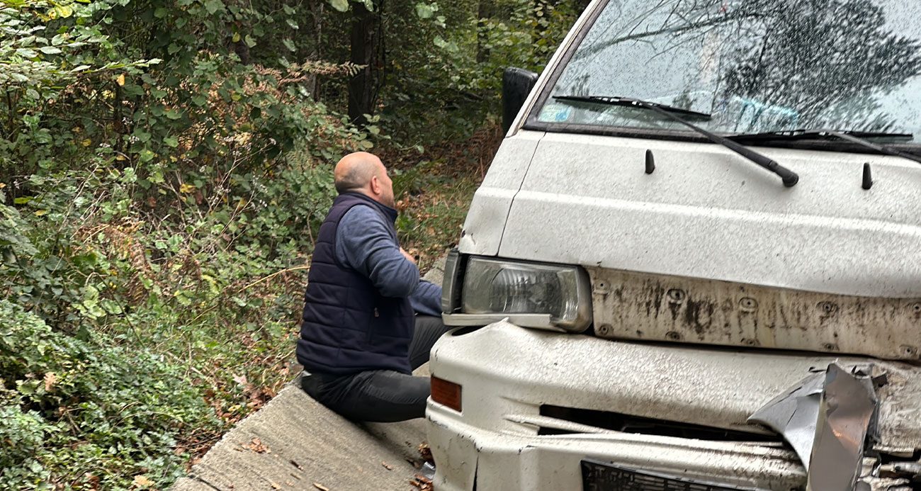 İstanbulda orman yolunda feci kaza Yaralının çalan telefonuna itfaiye eri cevap verdi