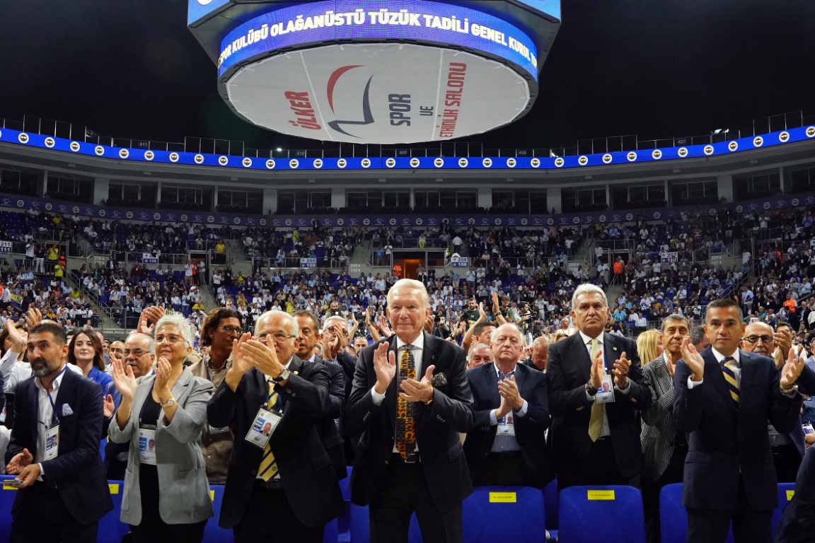 Atatürk Stadyumu önergesi ayakta alkışlandı