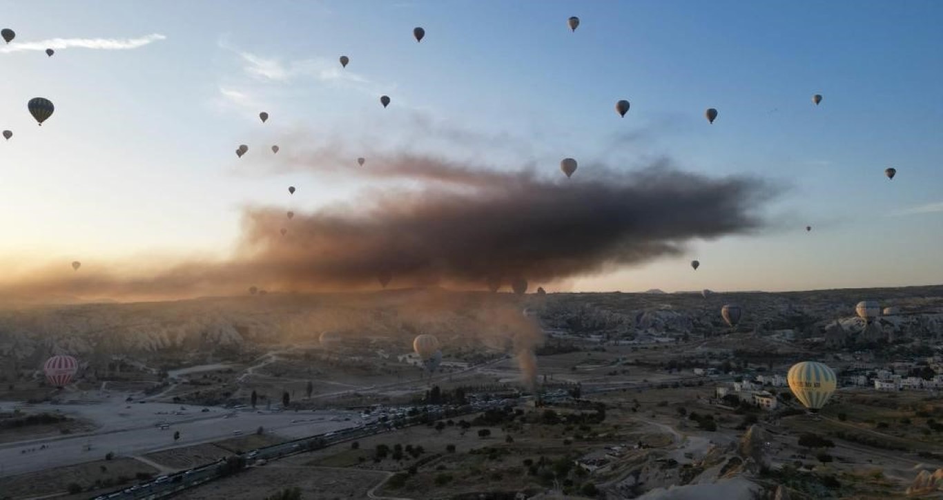 Nevşehirde depoda yangın Dumanlar sıcak hava balonları ile havaya yükseldi