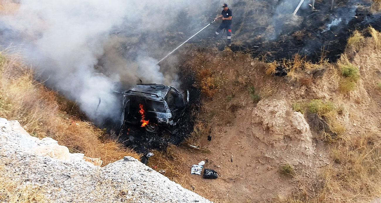 Kütahya Afyonkarahisar yolunda kaza yapan araç alev aldı 2 yaralı