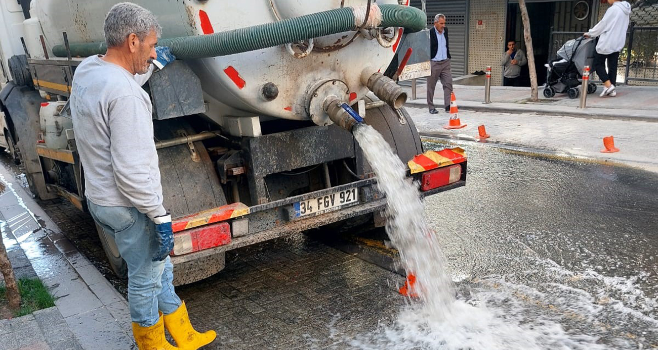 Güngören Belediyesi tarafından yürütülen yıkım işlemi sırasında yan binanın dükkanını su bastı