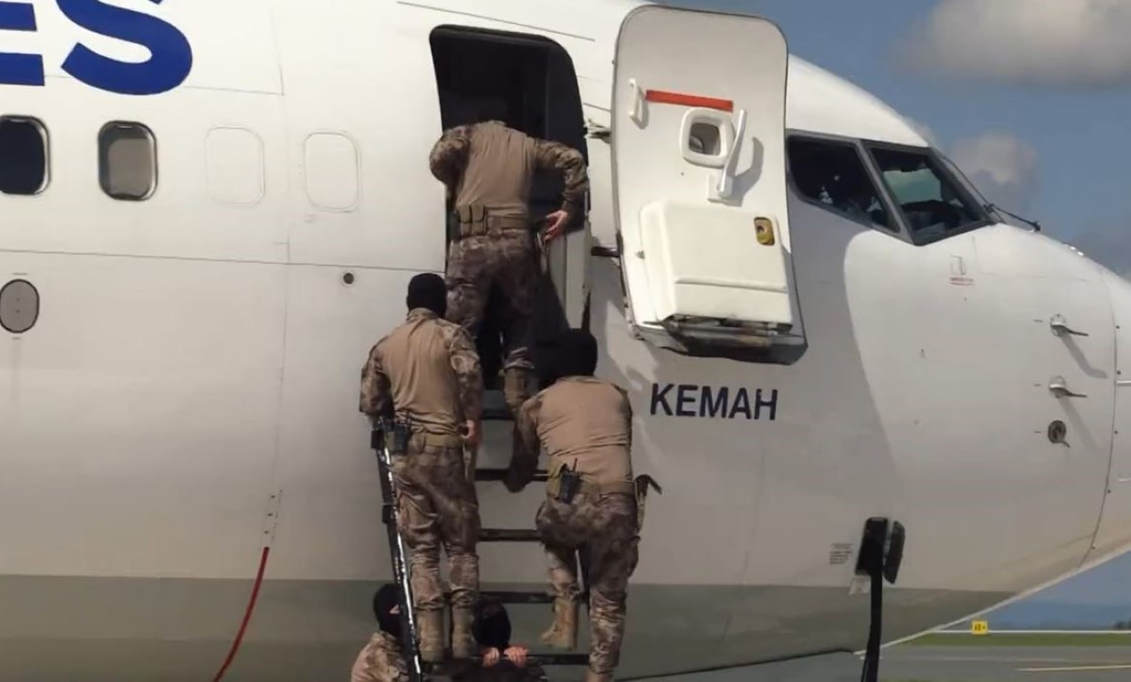 Özel harekat polislerinden uçakta nefes kesen rehine kurtarma tatbikatı