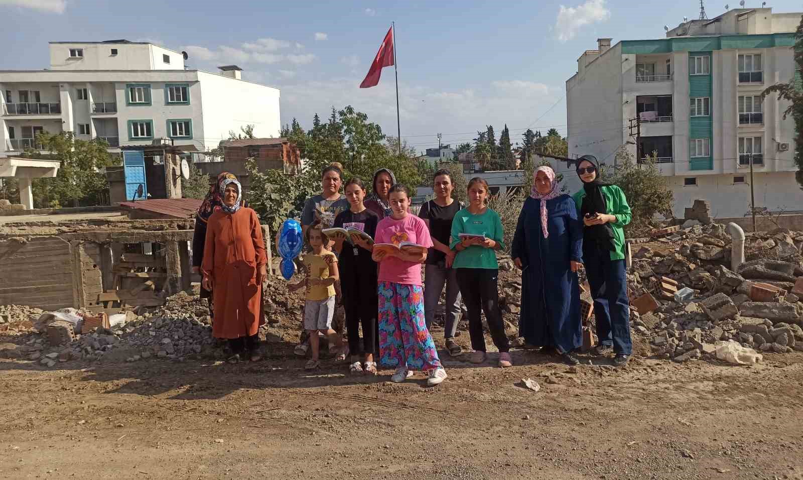 Depremde okulu yıkılan mahalleli yenisinin yapılmasını istiyor