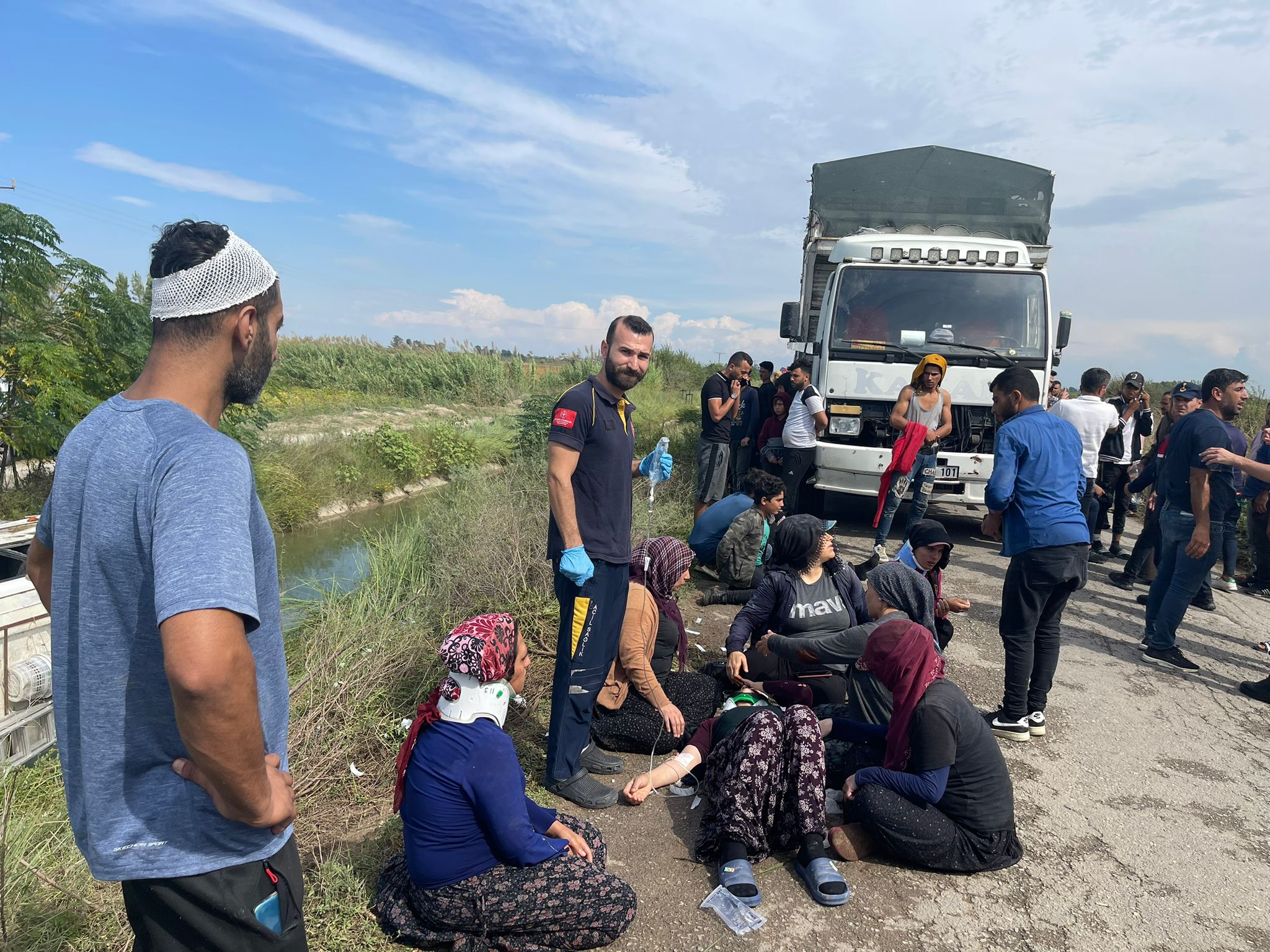 Minibüs kanala devrildi 3ü ağır 10 yaralı