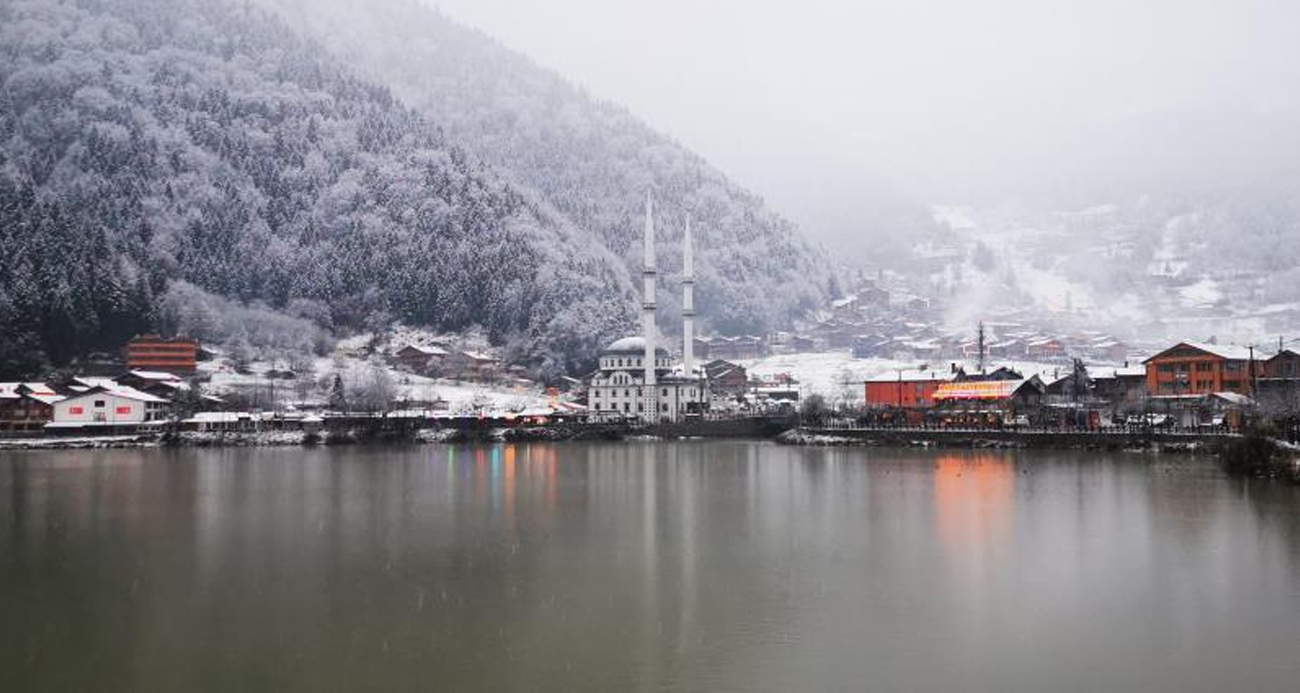 Uzungöle mevsimin ilk karı yağdı göl çevresi beyaz örtüyle kaplandı