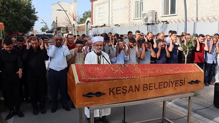 Koruda ölü bulunan şehit babası toprağa verildi