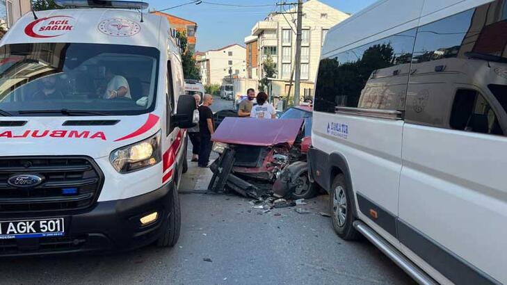 Park halindeki minibüse çarpan otomobildeki 6 kişi yaralandı