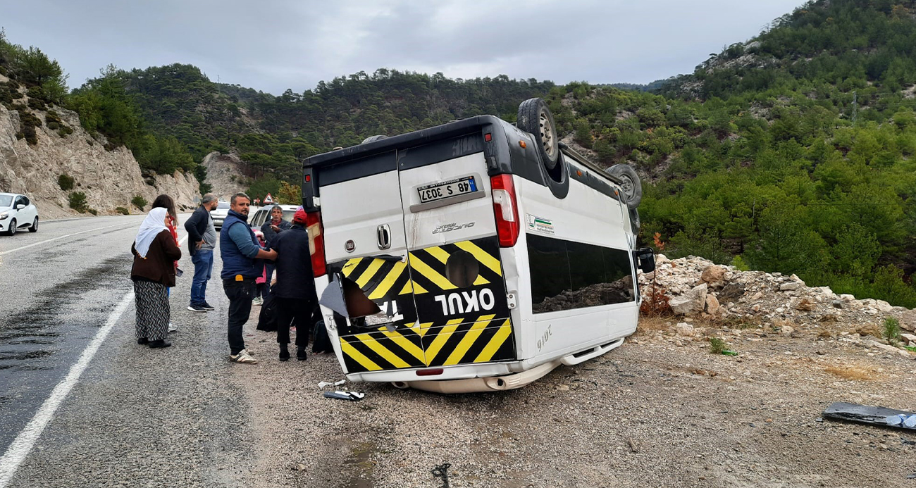 Seydikemerde servis aracı devrildi 9 yaralı