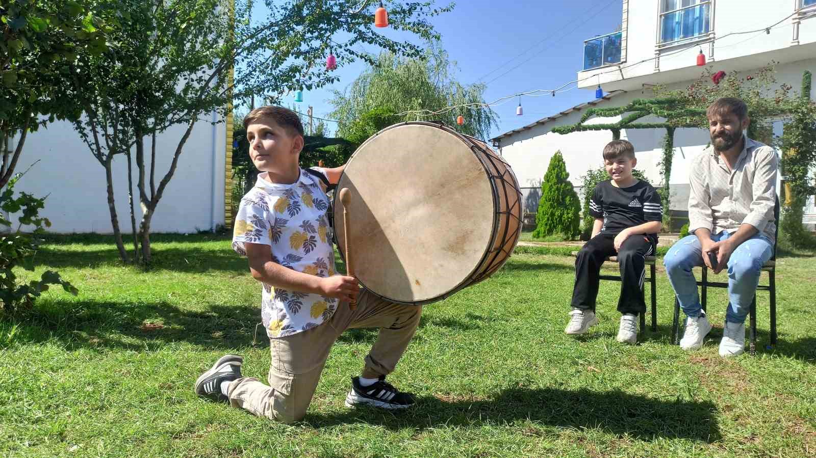 8 yaşında düğünlerin vazgeçilmezi oldu