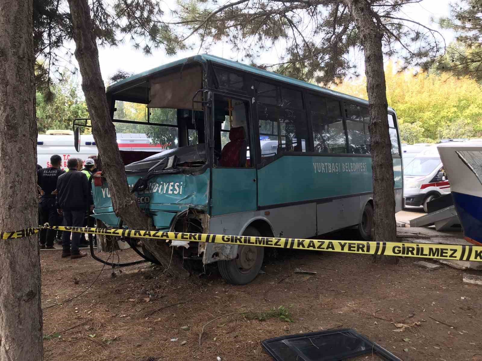 Freni patlayan midibüs 2 aracı biçip parka daldı 1 ölü çoğu öğrenci 27 yaralı