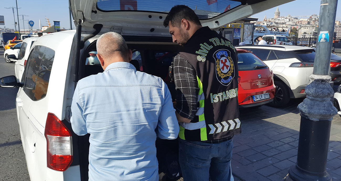 Taksi denetiminde ilginç an Polis durdurmayınca kendisi durdu Bilerek durdu, devletimi seviyorum dedi